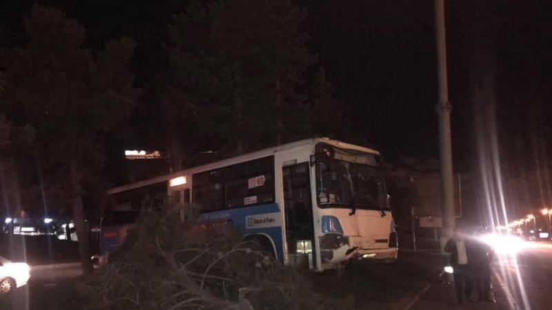 Bakıda daha bir sərnişin avtobusu qəzaya uğradı - FOTO