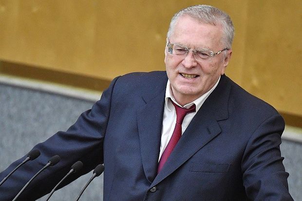 Jirinovski inauqurasiya zamanı yıxıldı - VİDEO