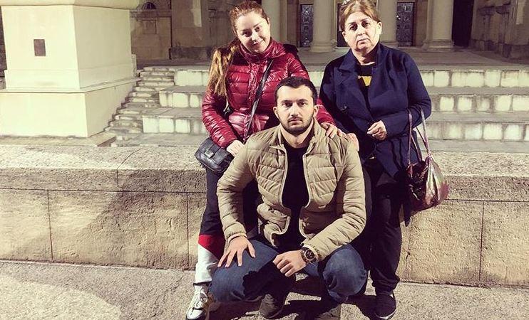 Xatirə anası və qardaşı ilə - Foto