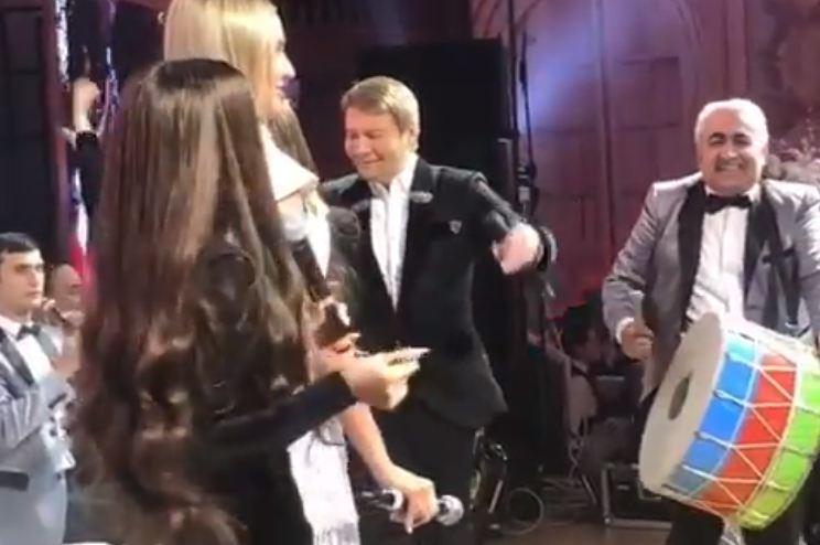 Nikolay Baskov Azərbaycan mahnısına oynadı - Video