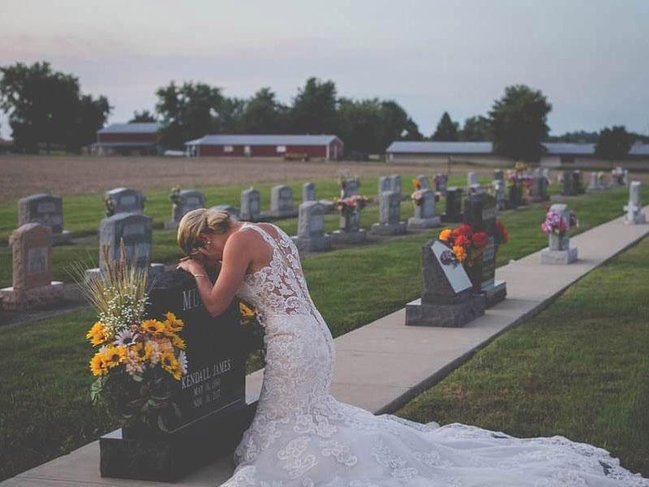 Gəlinlik geyinib, nişanlısının məzarı üstündə ağladı - FOTO