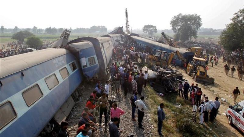 Sərnişin qatarı relsdən çıxdı: 6 ölü, 35 yaralı