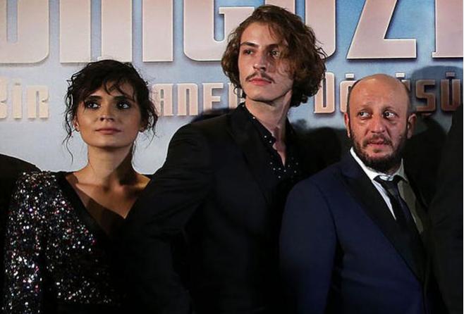 İlk dəfə əl-ələ görüntüləndilər – Foto