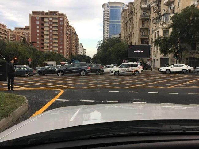 Bakı yollarında sarı tor - Onun əli və ya dili yoxdur ki...