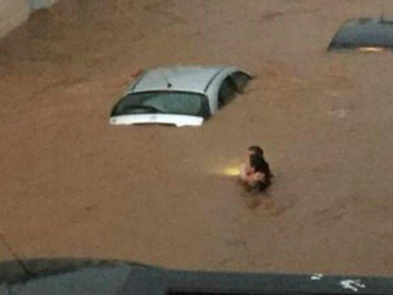 Taksiyə minən cütlük öldü, sürücü itkin düşdü - Sel fəlakəti - VIDEO - FOTO