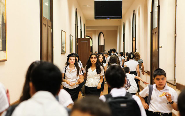 Bakıda məktəbdə 9 şagird bibər qazından zəhərləndi - Valideyn polisə çağırıldı