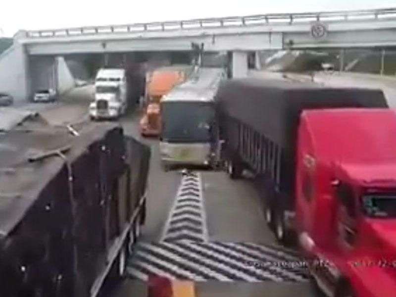 2 yük maşını arasından sürətlə keçən avtobus qəzadan güclə yayındı - VİDEO