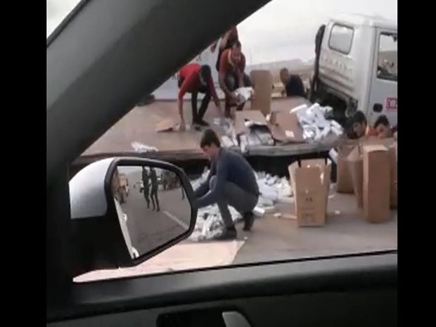 Bakıda ağır qəza: şirkət maşını iki yerə bölündü - VİDEO