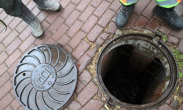 Bakıda kanalizasiya quyusundan neft çıxdı - VİDEO