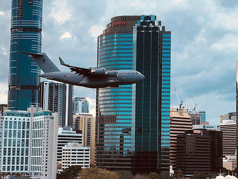 Təyyarə şəhərdə, binaların arasında uçdu - Sakinlər qorxdular - VİDEO - FOTO