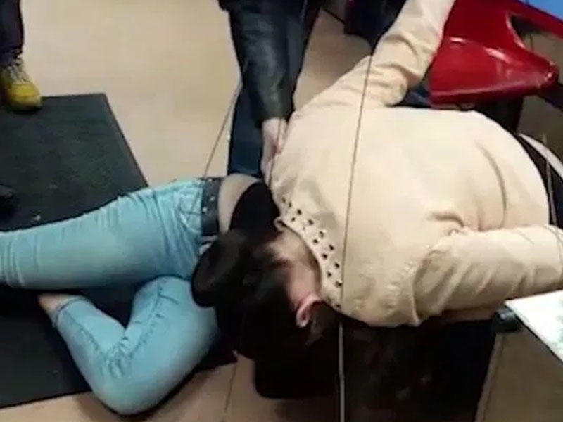 Kassir qız kabab restoranında qadın müştərinin qulağını qopartdı - VİDEO - FOTO