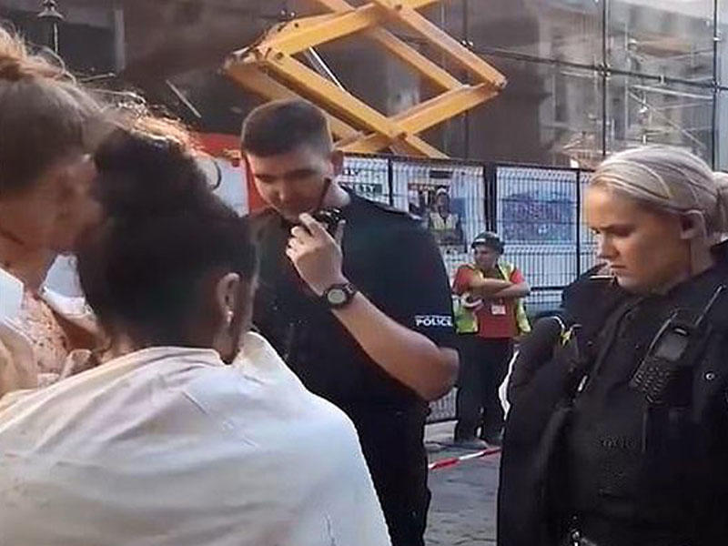 İki qadın soyunub küçədə oturdular - FOTO