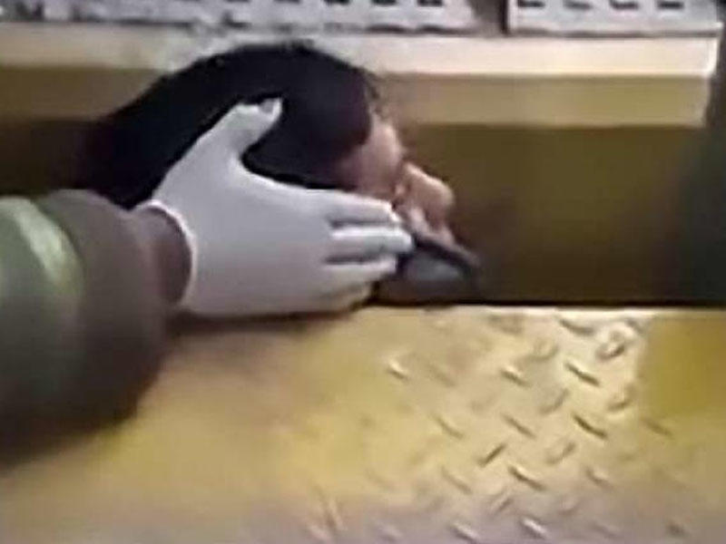 Metroda DƏHŞƏTLİ ANLAR: 20 yaşlı oğlanın başı… - QORXUNC GÖRÜNTÜLƏR - VİDEO - FOTO