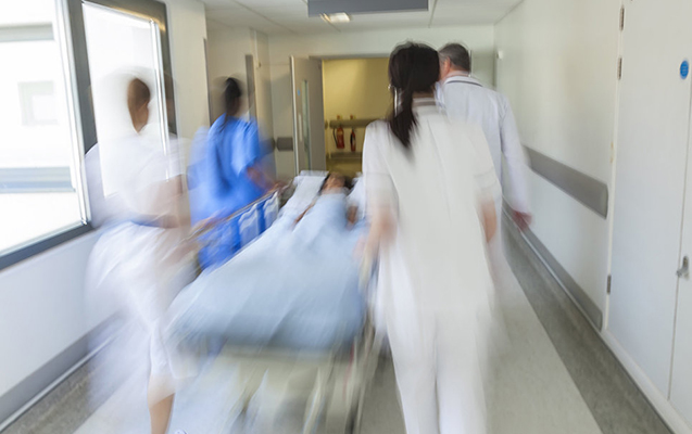 76 yaşlı qadın çarpayıdan yıxılıb öldü