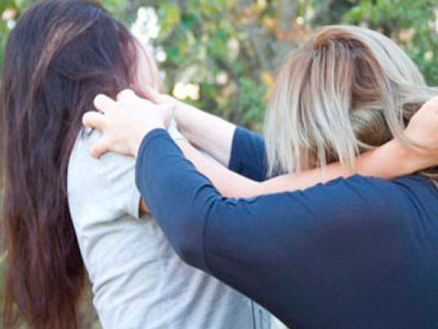 Bakıda qızlar oğlana görə saçyolduya çıxdı - VİDEO