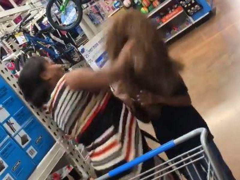 Ana supermarketdə oğlunu 1 yumruqla yerə sərdi - VİDEO