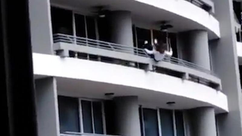 Selfi çəkərkən 27-ci mərtəbədən yıxılıb öldü - FOTO