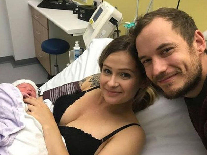 Tıxaca düşən qadın avtomobildə doğdu - FOTO