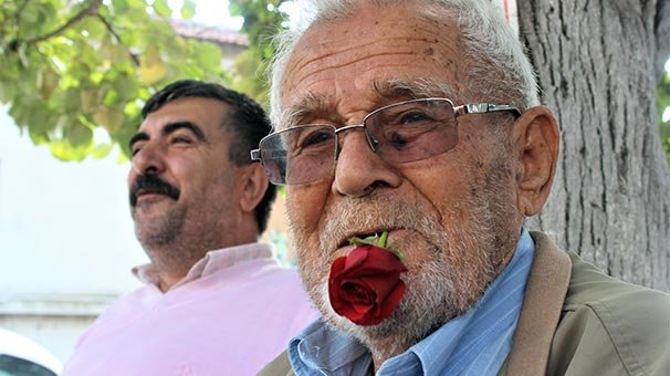 60 ildir ağzında gül ilə gəzir: Səbəbi sizi çox təəccübləndirəcək - FOTOLAR
