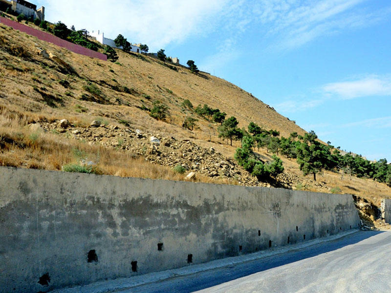 Badamdar şosesindəki sürüşmə aktivləşir, hasarlar uçur