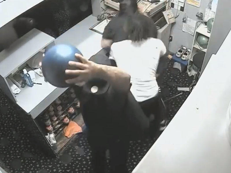 Başına boulinq topu vurub, stul çırpdılar - Əyləncə mərkəzində dava - VİDEO - FOTO