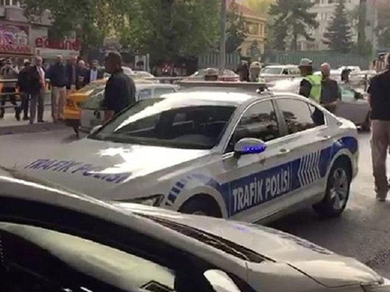 Sürücü traktoru Türkiyə parlamentinə sürdü - Polislər dayandıra bilmədilər