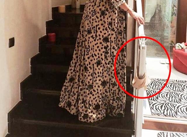 Məşhur müğənnini biabır edən FOTO: Pilləkəndən asılı qalan büstqalteri...