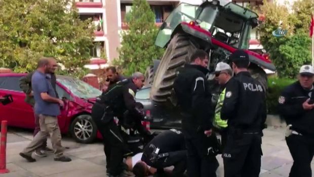 Ankarada İsrail səfirliyinə traktorla hücum etmək istədilər - VİDEO