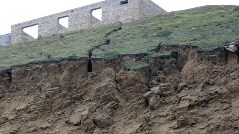 Badamdarda evlərdə yeni çatlar yarandı