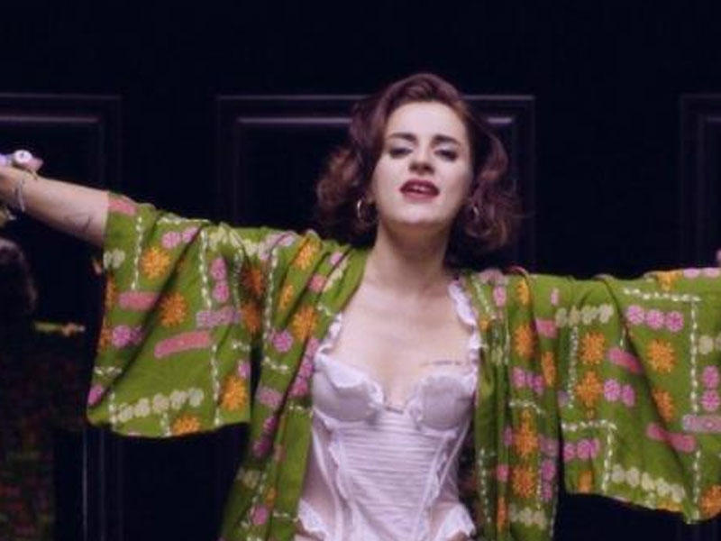 Qadın müğənni həmcinsi ilə eşq yaşamaq istəyir