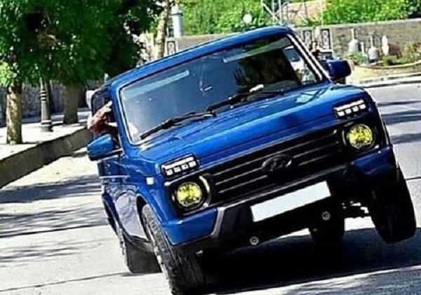 Bakıda “Niva” sürücüsünün “avtoşluğu” kameraya düşdü - VİDEO