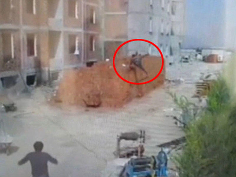 Fəhlənin 13-cü mərtəbədən yıxıldığı kadrlar yayıldı - Ürəyi zəiflər baxmasınlar - VİDEO - FOTO