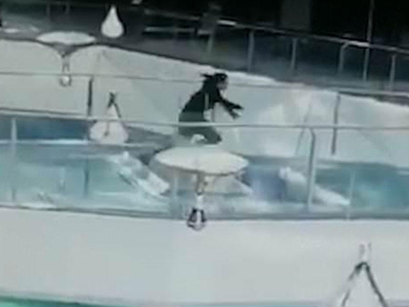 Ticarət mərkəzində qorxulu anlar - Qadın köpək balıqlarının olduğu hovuza düşdü - VİDEO