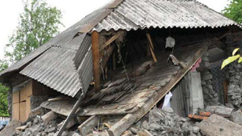 İndi də Bayıl SÜRÜŞDÜ - Bir ev tamamilə dağıldı