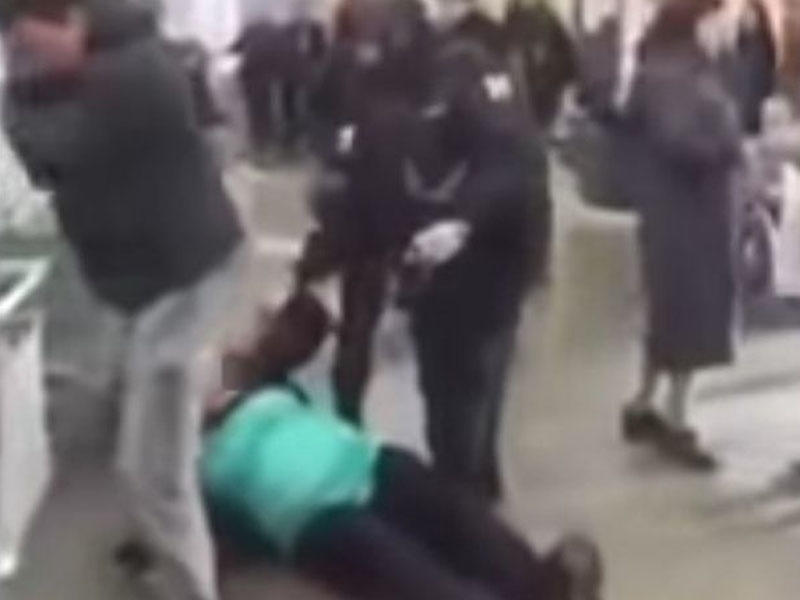 Hamilə qadını AVM-də yerə yıxıb, təpiklədilər - VİDEO - FOTO