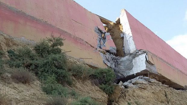 Buxta küçəsində evlər təhlükədədir