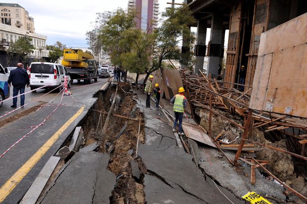 Bakının mərkəzində yol çökdü - YENİLƏNİB + FOTO
