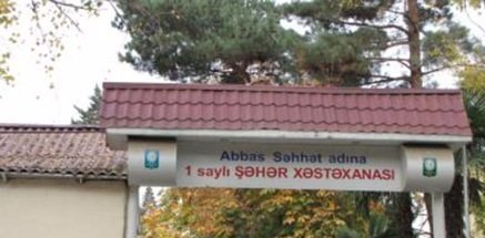 Azərbaycanda xəstəxanada BİABIRÇILIQ: Yerə yıxılan xəstəyə həkimlər kömək etmədi (VİDEO)