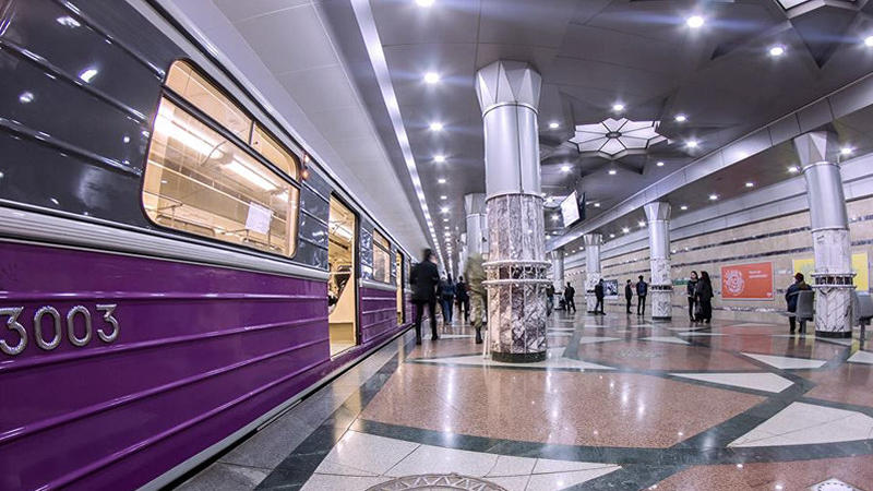 Metroda sıxlıq yarandı - Sərnişinin ayağı əzildi