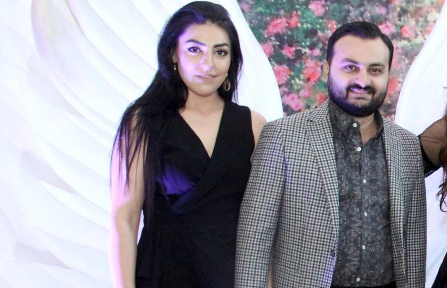Azərbaycanlı müğənni xanımı ilə ad günündə - Foto