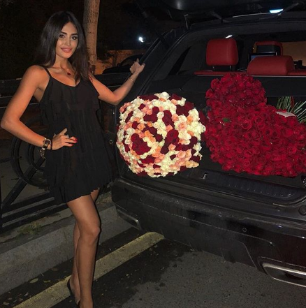 28 yaşını qeyd edən Pərvin gül yağışına tutuldu - FOTOLAR