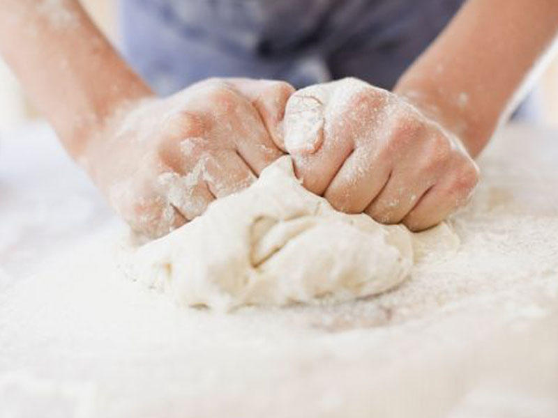 Qız ölən nənəsinin sümük tozundan biskivit bişirib, sinif yoldaşlarına yedirdi - FOTO