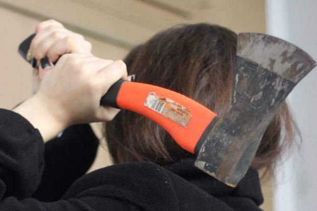 Rəfiqəsini balta ilə öldürən qadına ağır cəza istənildi