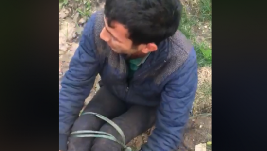 Azərbaycanda əmisinin gəlinini qaçıran evli kişini iplə bağlayıb başına oyun açdılar (+18 VİDEO)