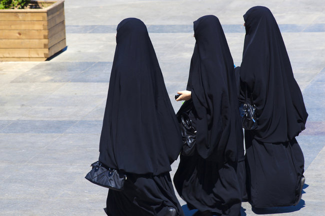 Əlcəzairdə qadınların niqabla işləməsi qadağan edildi