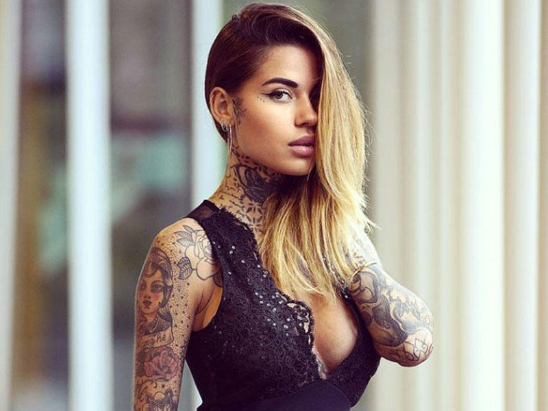 Məşhur futbolçunun döyməli sevgilisi - FOTO