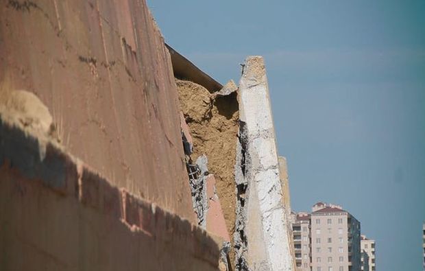 Badamdarda sürüşmə evlərin hasarlarına yaxınlaşır