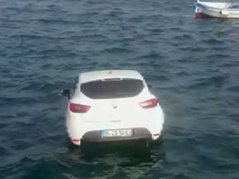 Oğlan avtomobilini itələyib dənizə saldı, sevincdən ətrafdakıları öpdü - FOTO