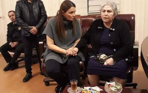 Qənirə Paşayeva qazi Qoşqar Hacıyevin ailəsinə öz evini təklif edib: “Gəlin, bizdə qalın” – FOTOLAR
