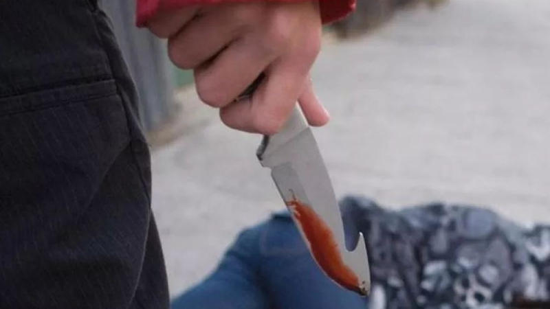 Məktəblidən ŞOK HƏRƏKƏT: müəllimi bıçaqladı